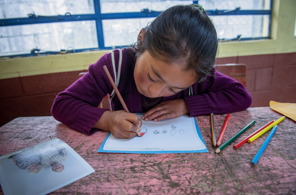 Ein kleines Mädchen aus Guatemala schreibt einen Brief
