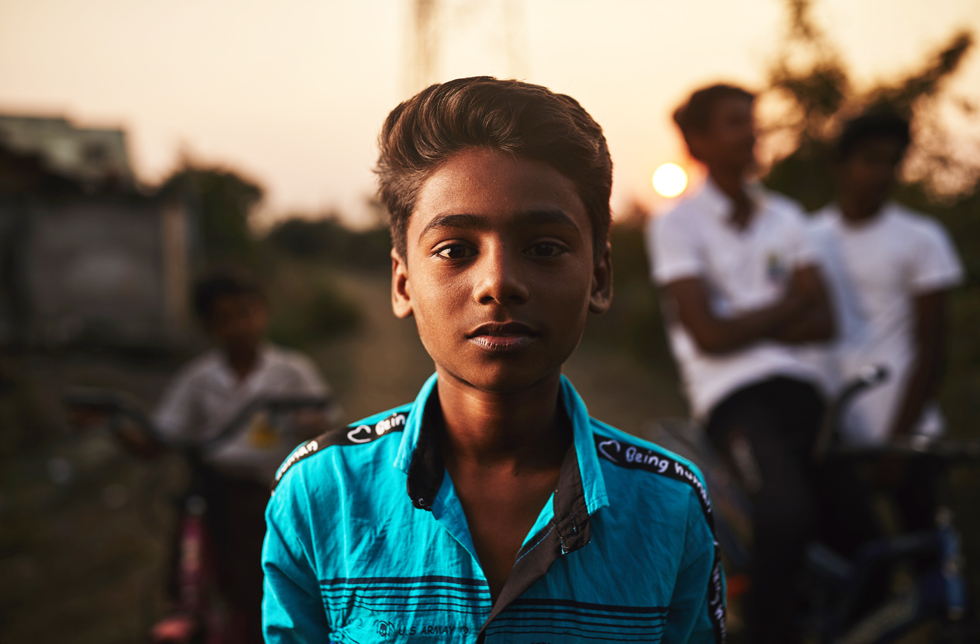 Indien: ein Junge blickt ernst in die Kamera.
