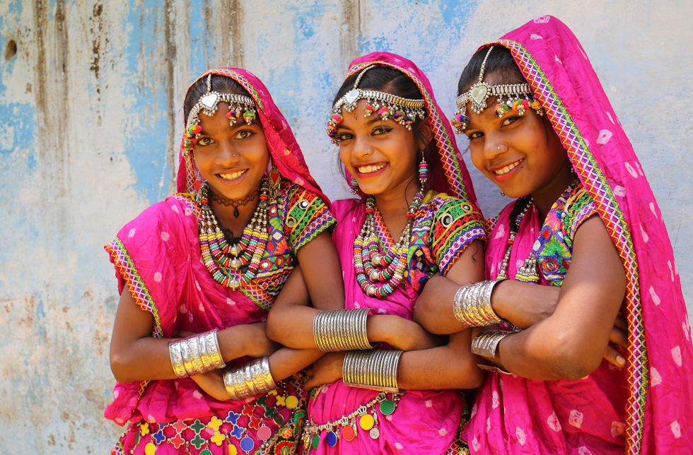 Indien: drei Mädchen in pinkfarbener, trationieller Kleidung für ihren Tanz.