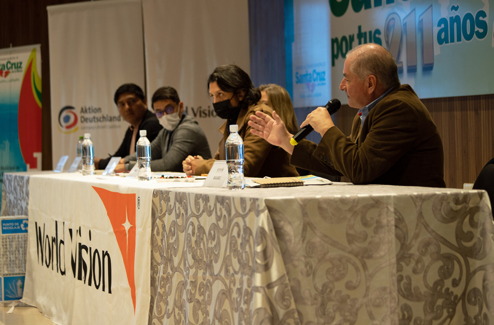 Eine Podiumsdiskussion in Bolvien zum Thema Umwelt