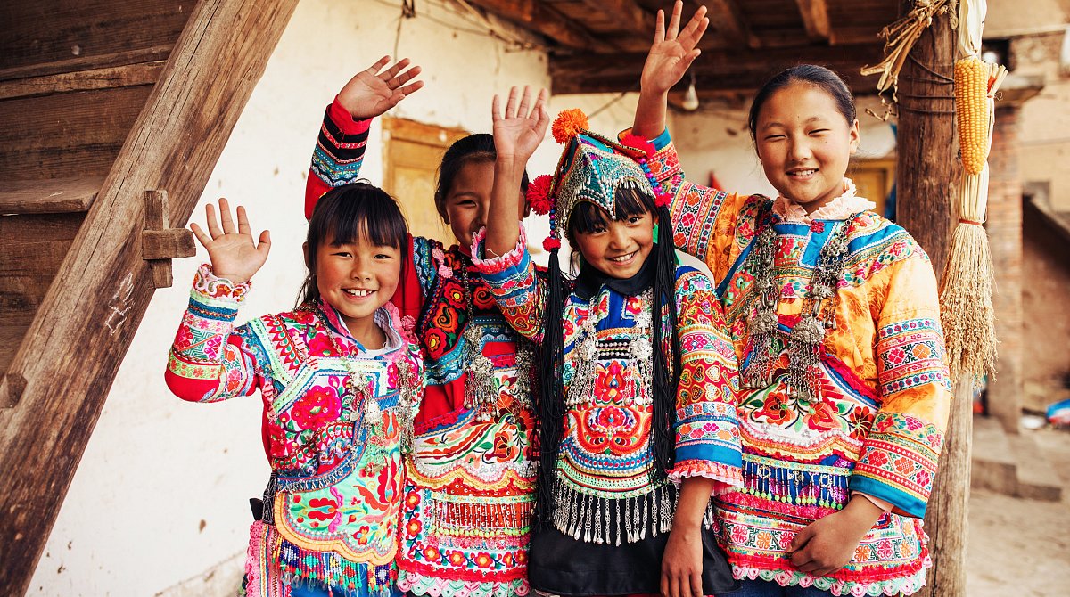 4 Mädchen mit traditioneller, bunter chinesischer Kleidung
