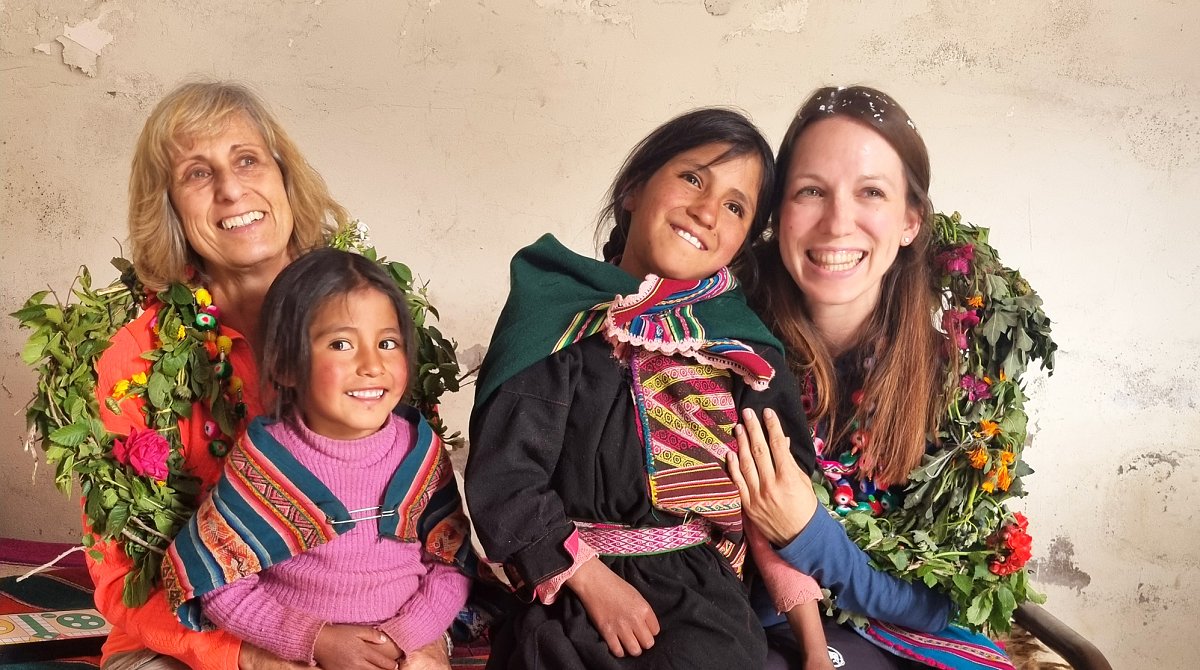 Bolivien: Im Entwicklungsprojekt Nueva Promesa von World Vision besuchen zwei Schweizerinnen ihre Patenmädchen.