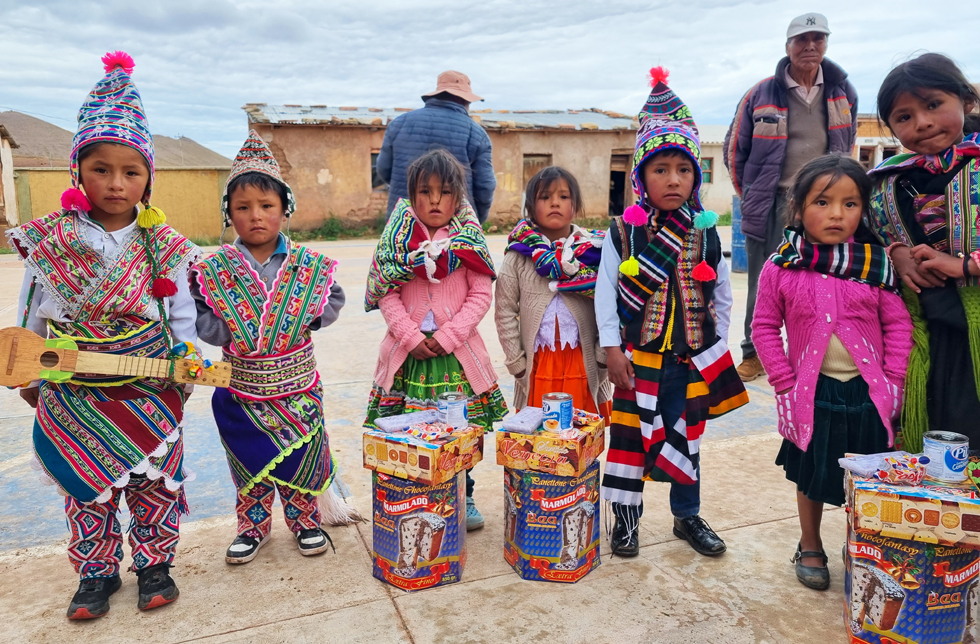 bolivianische Kinder mit Musikinstrumenten