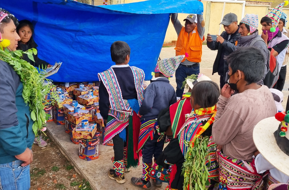 Kinder im Entwicklungsprojekt Nueva Promesa von World Vision holen Geschenke in einem Zelt ab.