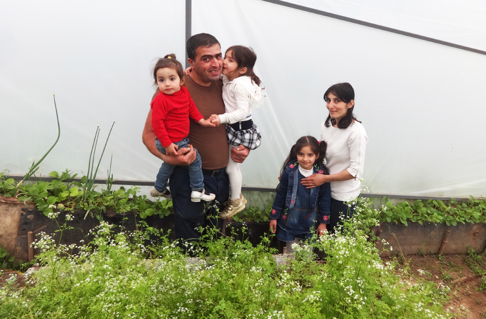 Armenien: Eine Familie mit drei Kindern steht in einem Gewächshaus, das sie von World Vision erhalten haben..