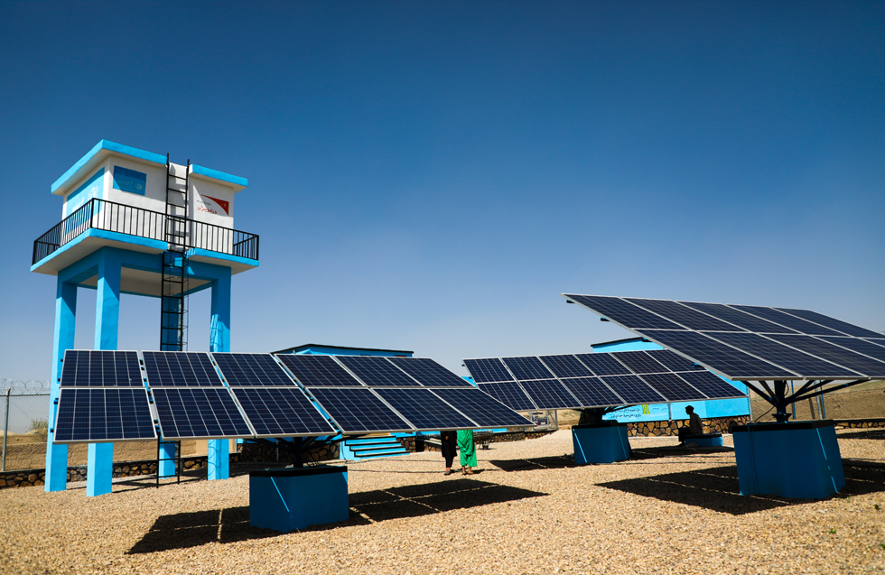 Afghanistan: Photovoltaik-Anlagen stehen vor einem von World Vision und Unicef gebauten Wasserturm.