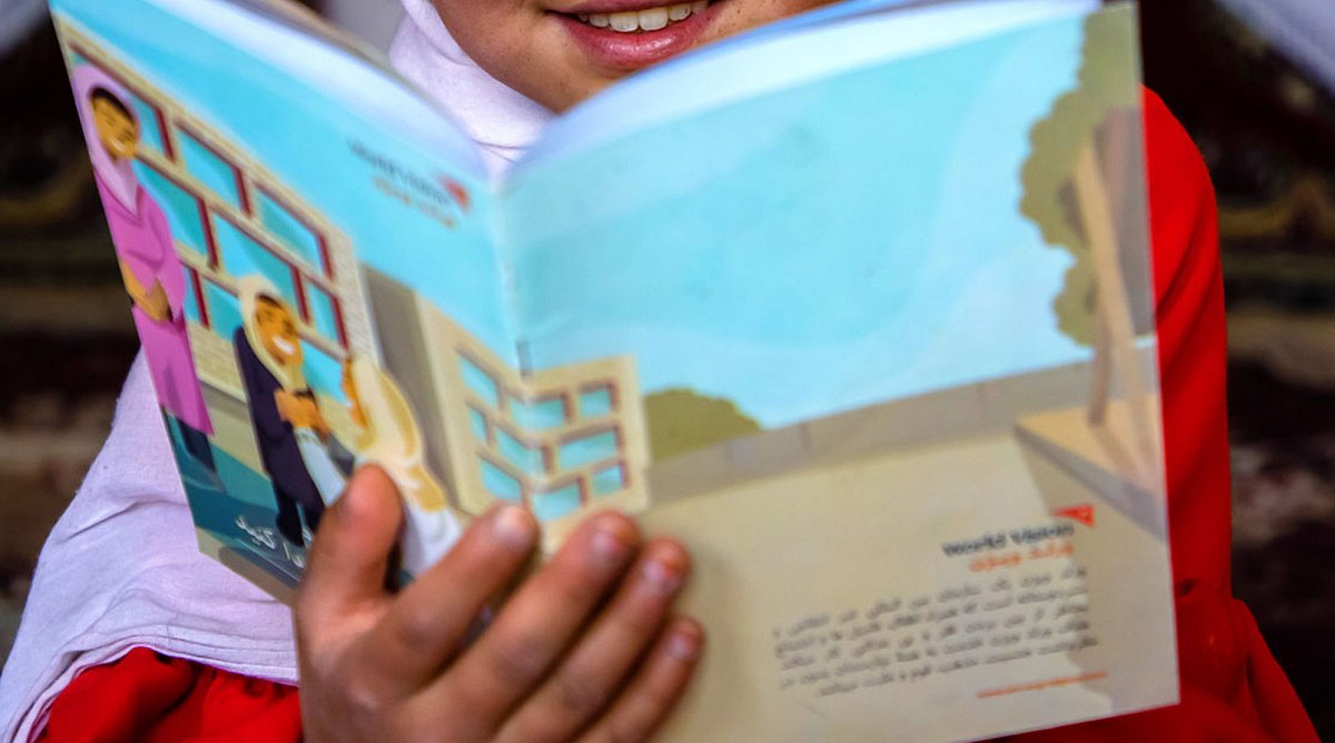 Ein afghanisches Mädchen liest ein Buch.