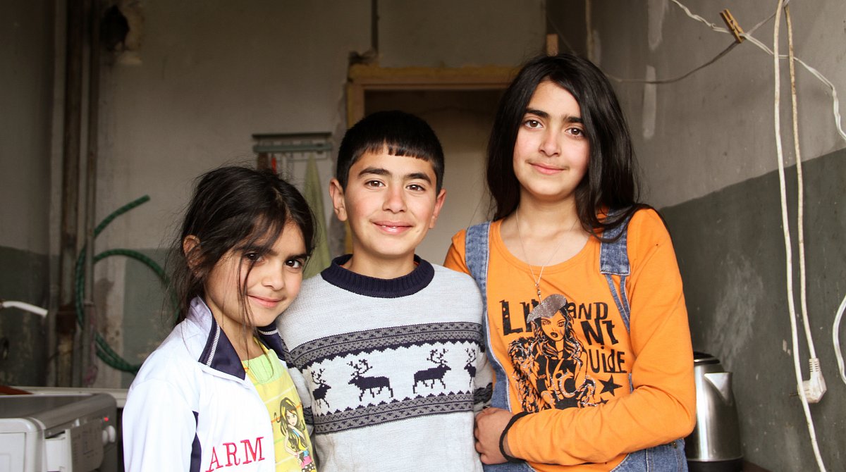 Arménie : trois enfants du Haut-Karabagh sourient timidement à la caméra.