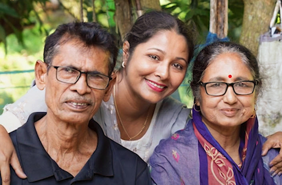 Bangladesch: Eine junge Frau mit ihren Eltern. Die Familie hat von den Projektaktivitäten von World Vision profitiert.