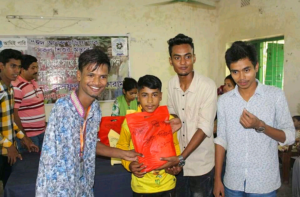 Bangladesch: Junge Erwachsene und Kinder stehen zusammen und zeigen Schulungsmaterial, das sie erhalten haben.