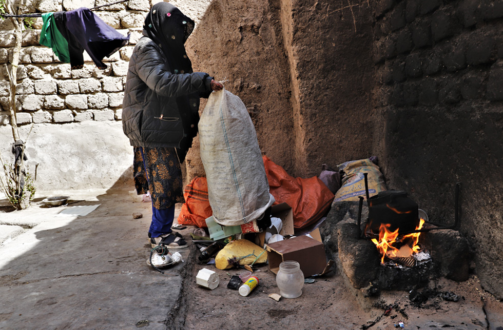 Afghanistan: Ein Mädchen durchsucht den Müll, den es gesammelt hat.