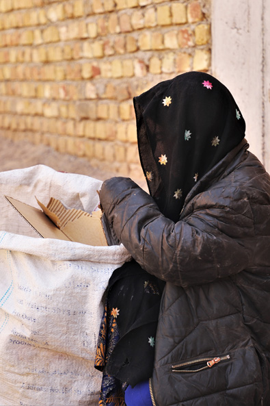 Afghanistan: Ein Mädchen durchsucht gesammelten Müll nach brennbarem Material.