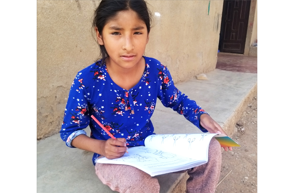 Bolivien: Mädchen schreibt in ein Heft.