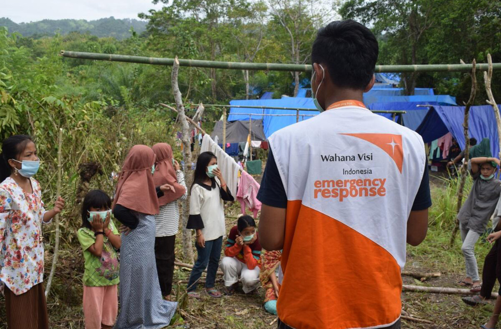 Indonesien: Ein World Vision-Mitarbeiter ist von hinten zu sehen. Auf seinem T-Shirt steht “Emergency Response”.)