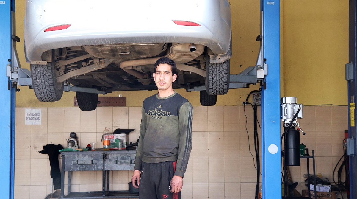 Georgien: Junger Mann in Autowerkstatt
