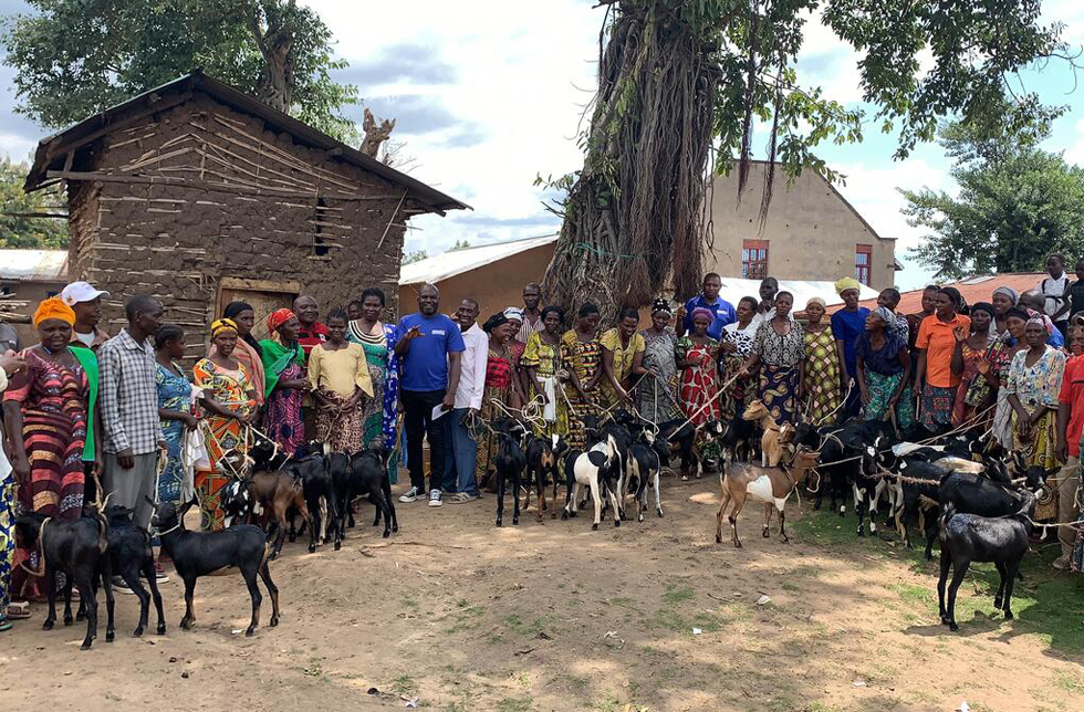 Demokratische Republik Kongo: Viele Menschen stehen im Halbkreis mit ihren Ziegen an der Leine.