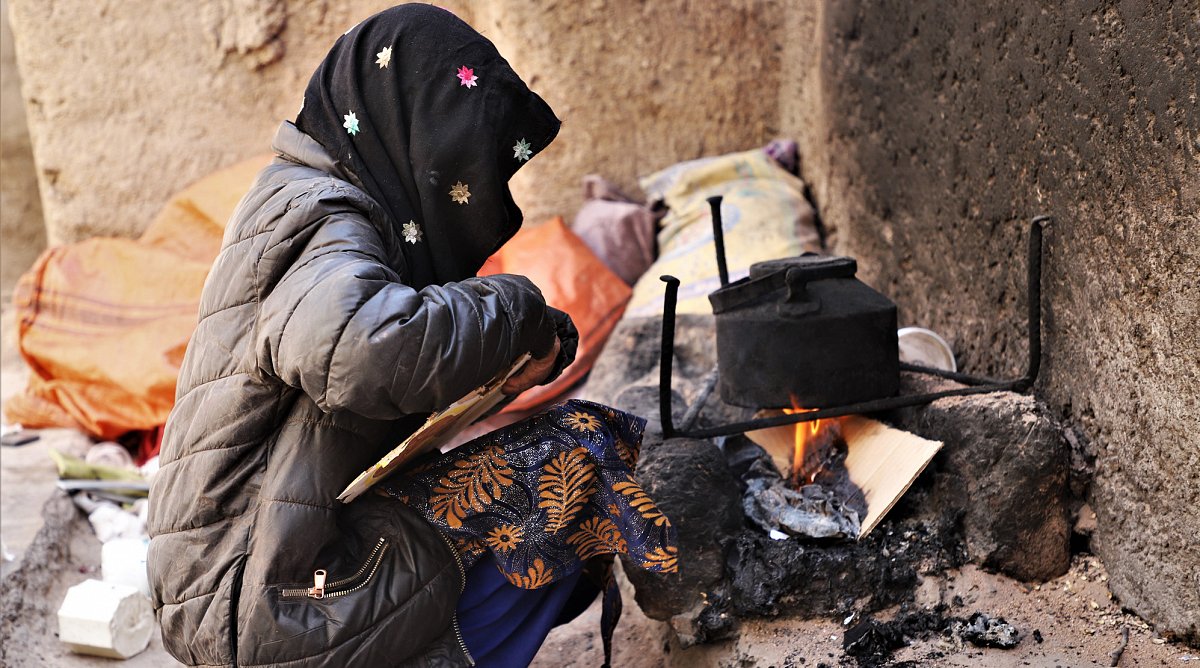 Afghanistan: Ein Mädchen sammelt Müll.