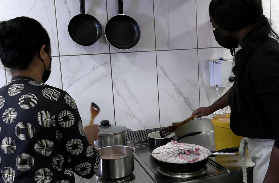 Schweiz: Zwei Frauen kochen Injera.
