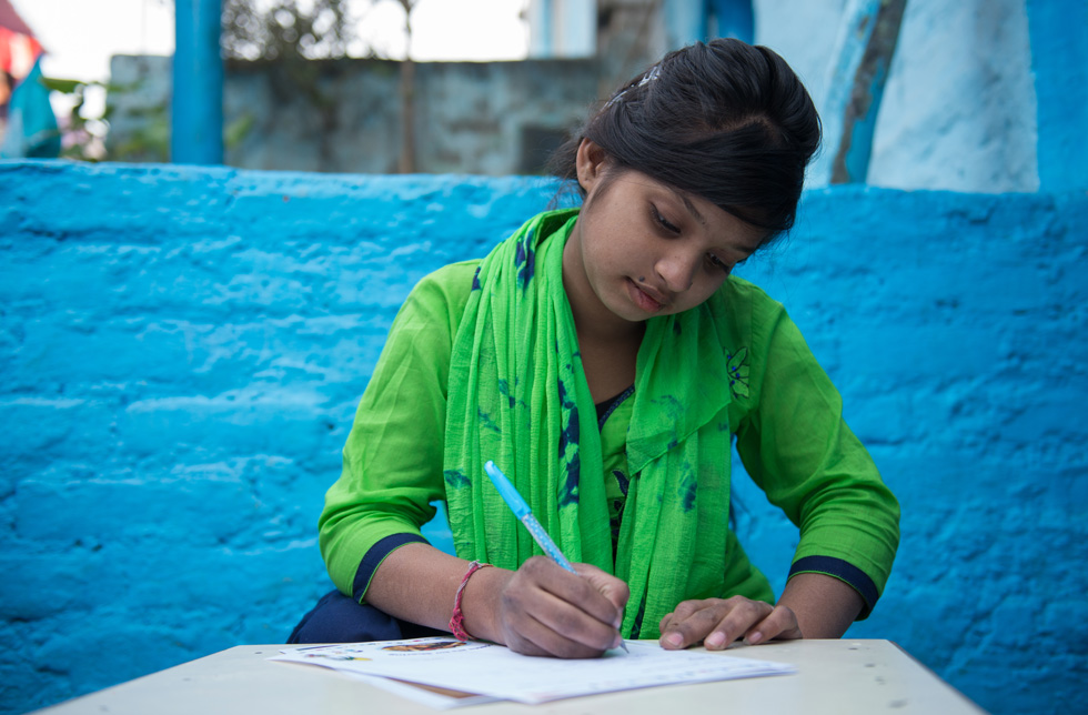 Indien: Mädchen schreibt einen Brief an die Patin.