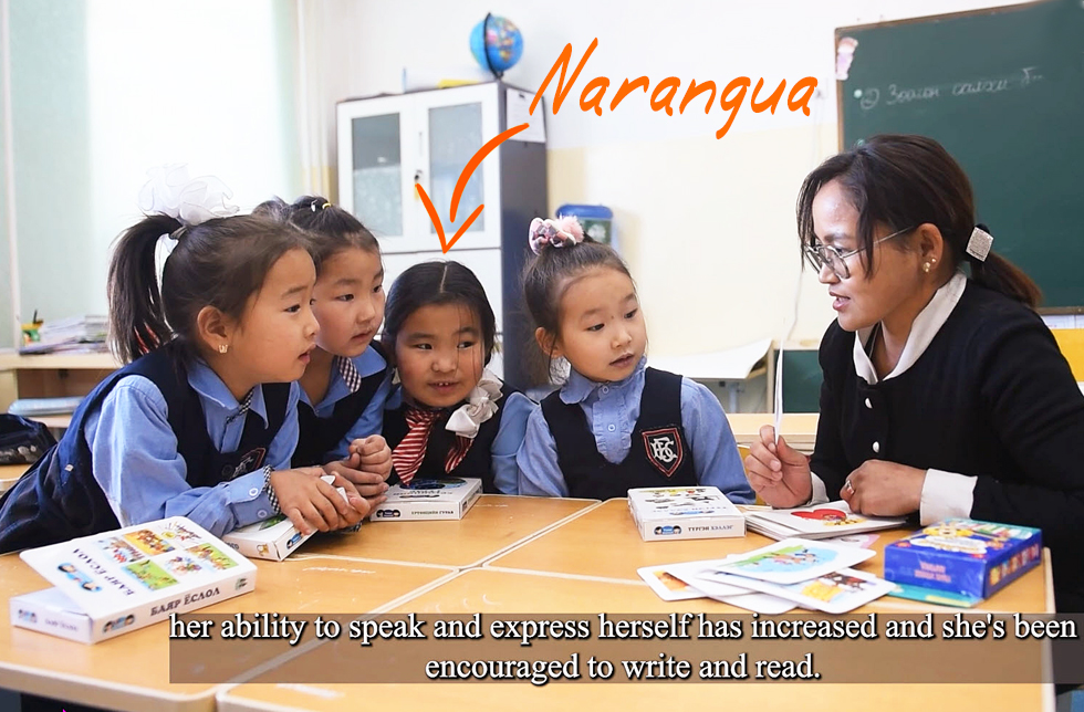 Mongolei: eine Gruppe Schülerinnen besucht einen World Vision-Förderkurs in Lesen und Schreiben.