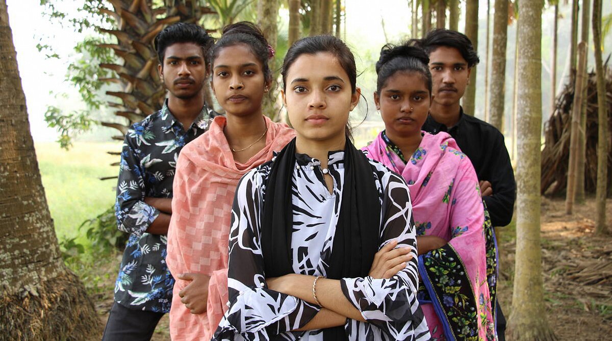 Bangladesch: Drei junge Frauen und zwei junge Männer blicken ernst und entschlossen in die Kamera.