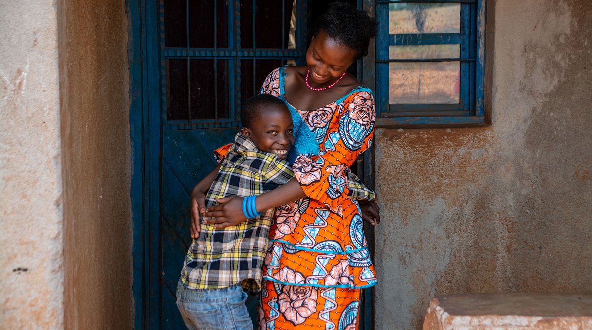 Burundi: Ein Junge umarmt seine Mutter.