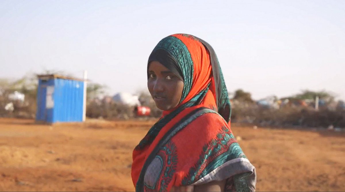 Eine junge Frau auf dem Platz im World Vision-Nothilfezentrum in Somalia