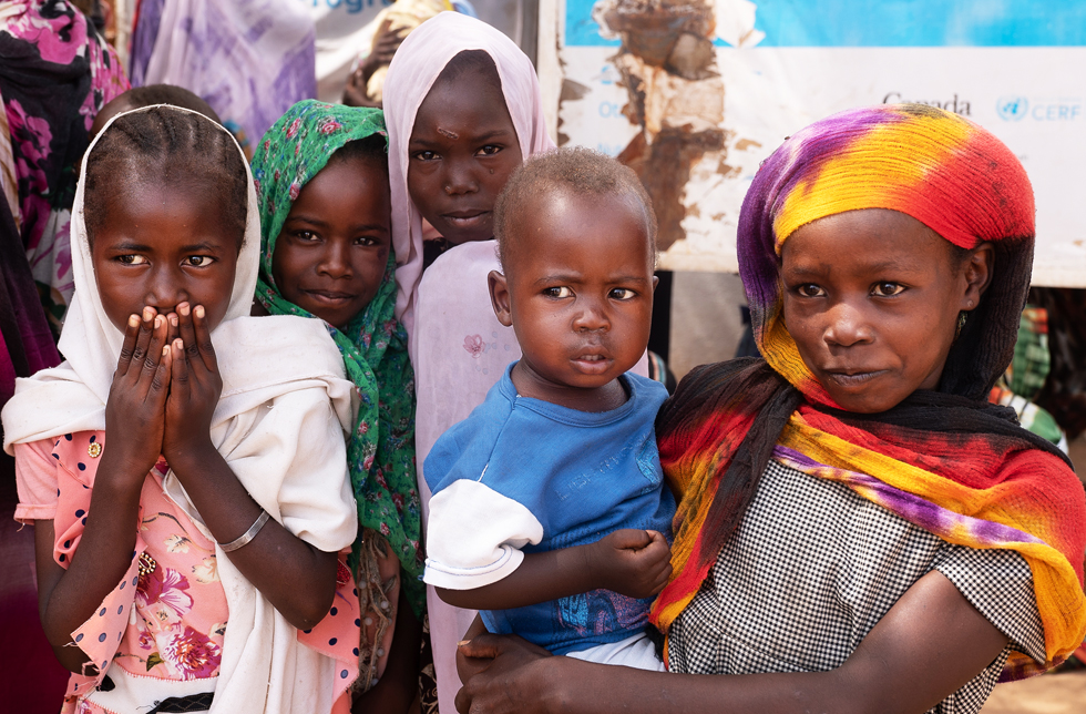Sudan: Frauen und Kinder stehen vor einer Klinik für Mangelernährung in Darfur.