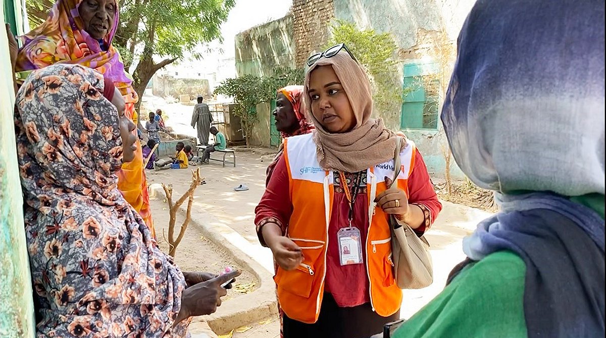 Sudan: Eine World Vision-Mitarbeiterin spricht mit einigen Frauen.