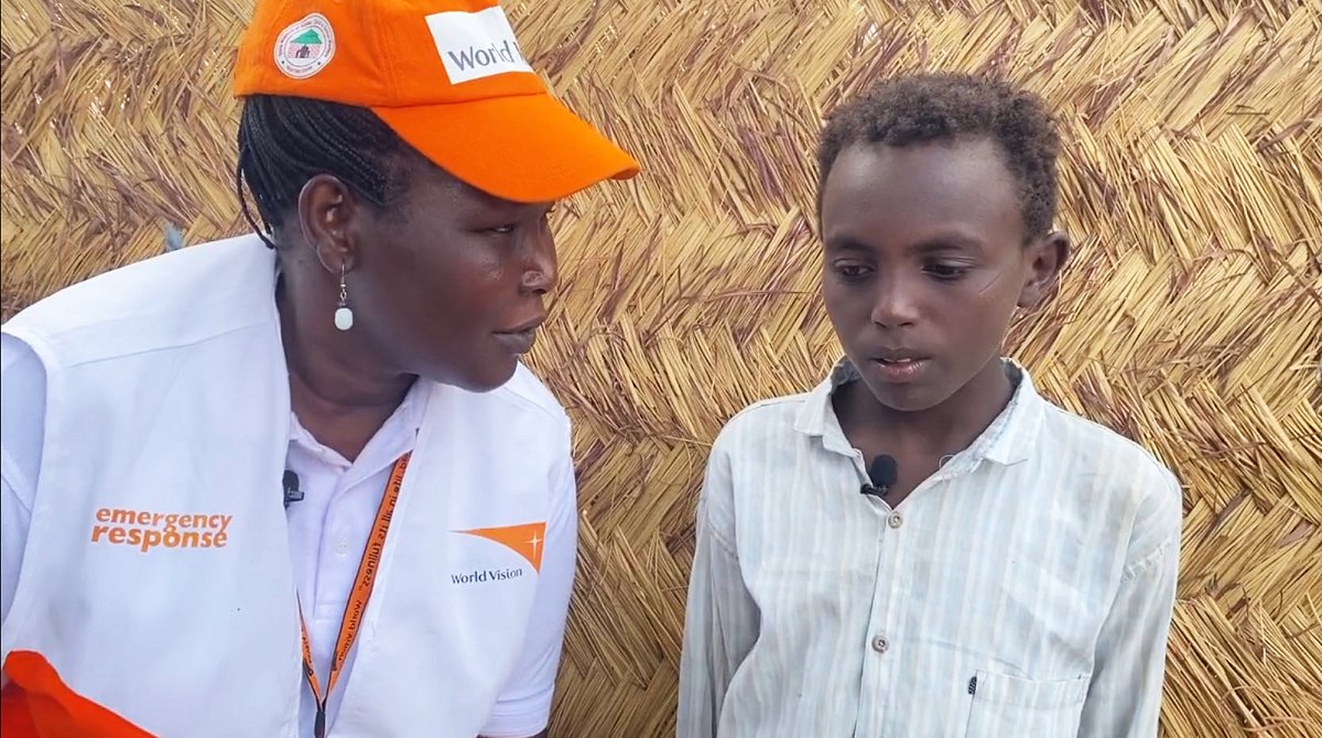 Eine World Vision-Mitarbeiterin im Gespräch mit einem Teenager aus Sudan