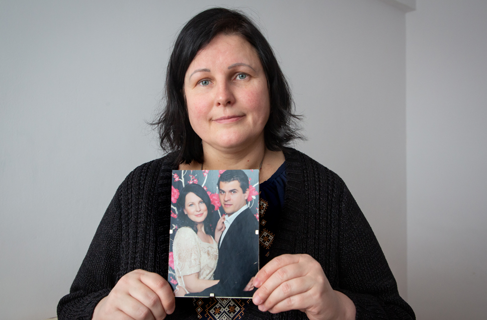 Julia hält eine Foto von ihr und ihrem Mann Leonid in den Händen: Es zeigt die beiden als jungverliebte 20-Jährige.