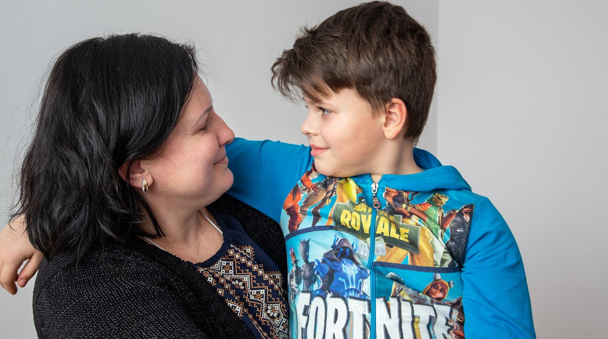 Ukraine: Eine Mutter mit ihrem Sohn sehen sich an.