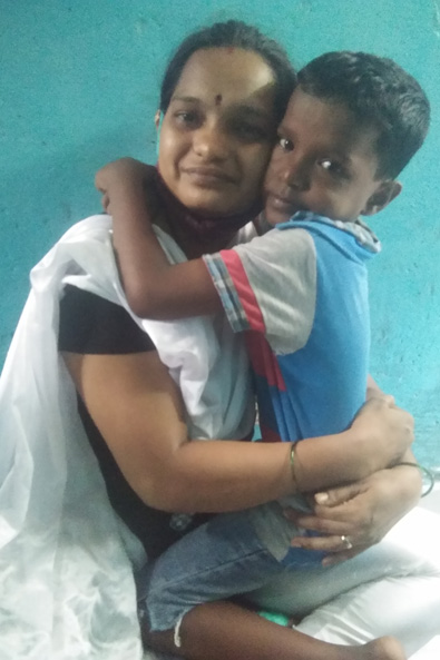 Indien: Ganesh im Arm seiner Mutter