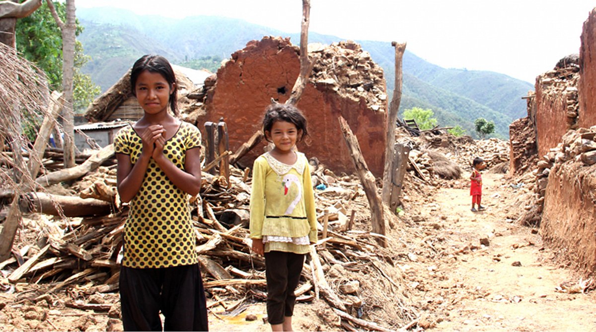 Nepal: Zwei Mädchen stehen nach einem Erdbeben in der Nähe von Kathmandu vor zerstörten Häusern.