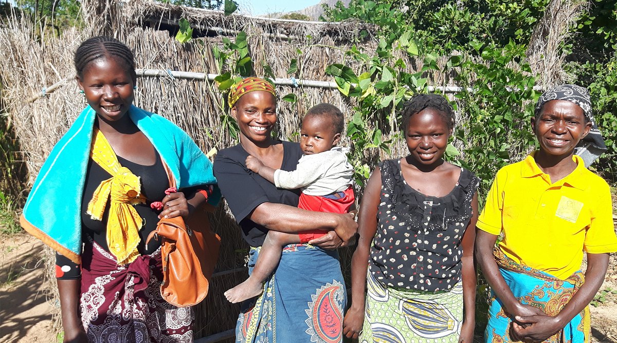 Lachende Frauen mit Kind in der Provinz Nampula, Mosambik.