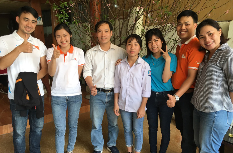 Vietnam: Mitarbeitende von World Vision Vietnam mit einem Patenkind.