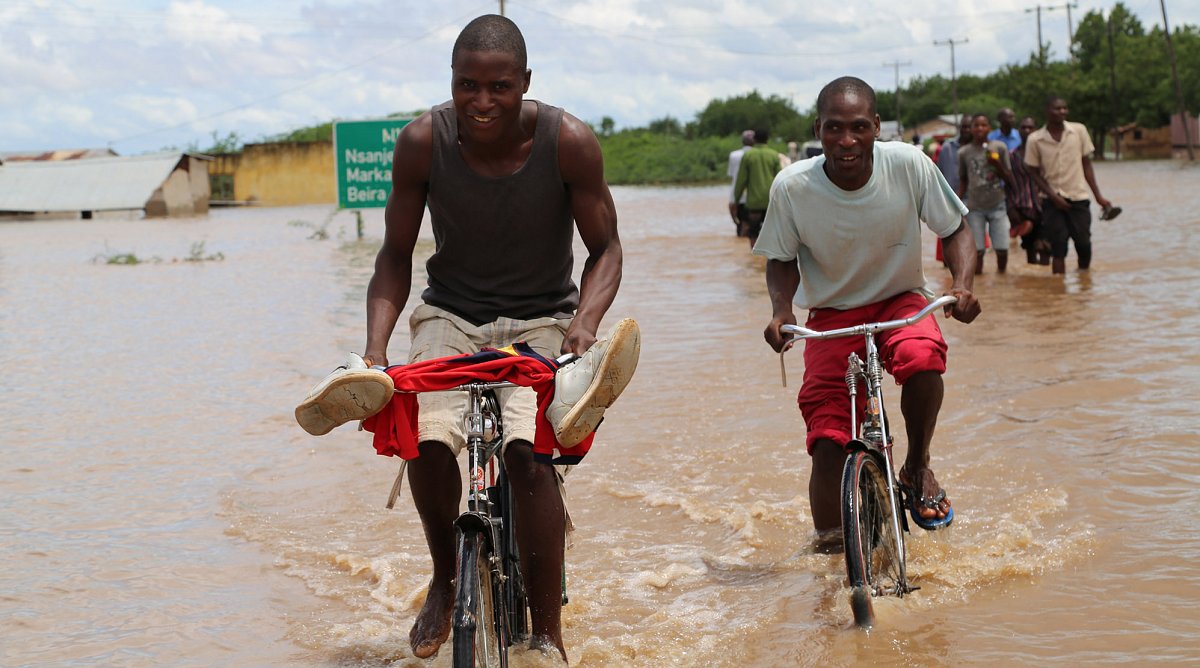 überschwemmte Strasse in Malawi