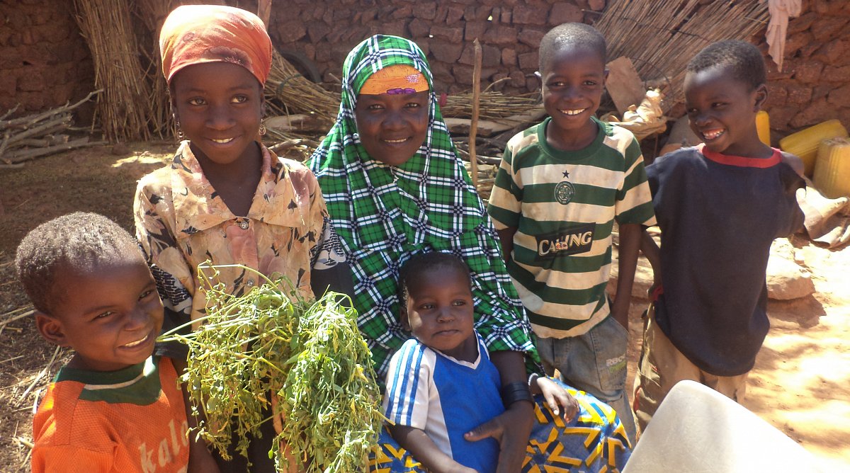 Ramatou und ihre Kinder mit Moringa-Blättern im Niger