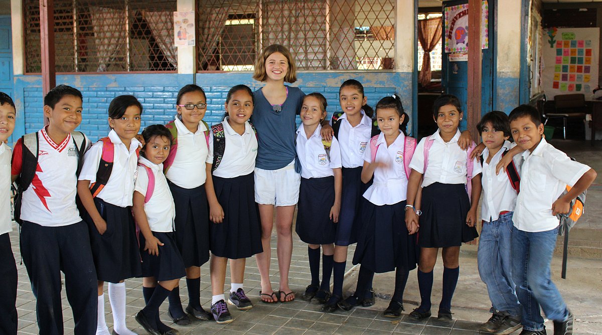 Emma Schweiger mit Schülern in Nicaragua
