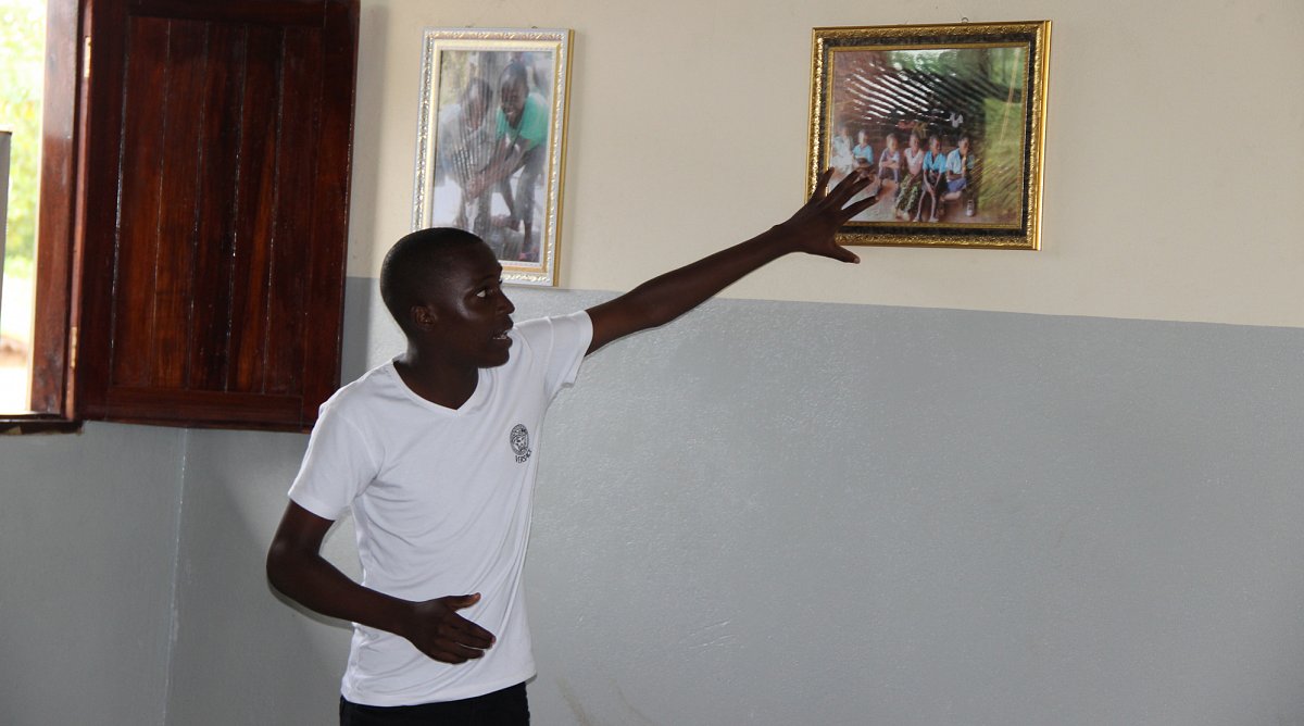 Knabe in Mosambik bei einer Fotoausstellung an der Eröffnung der Schule