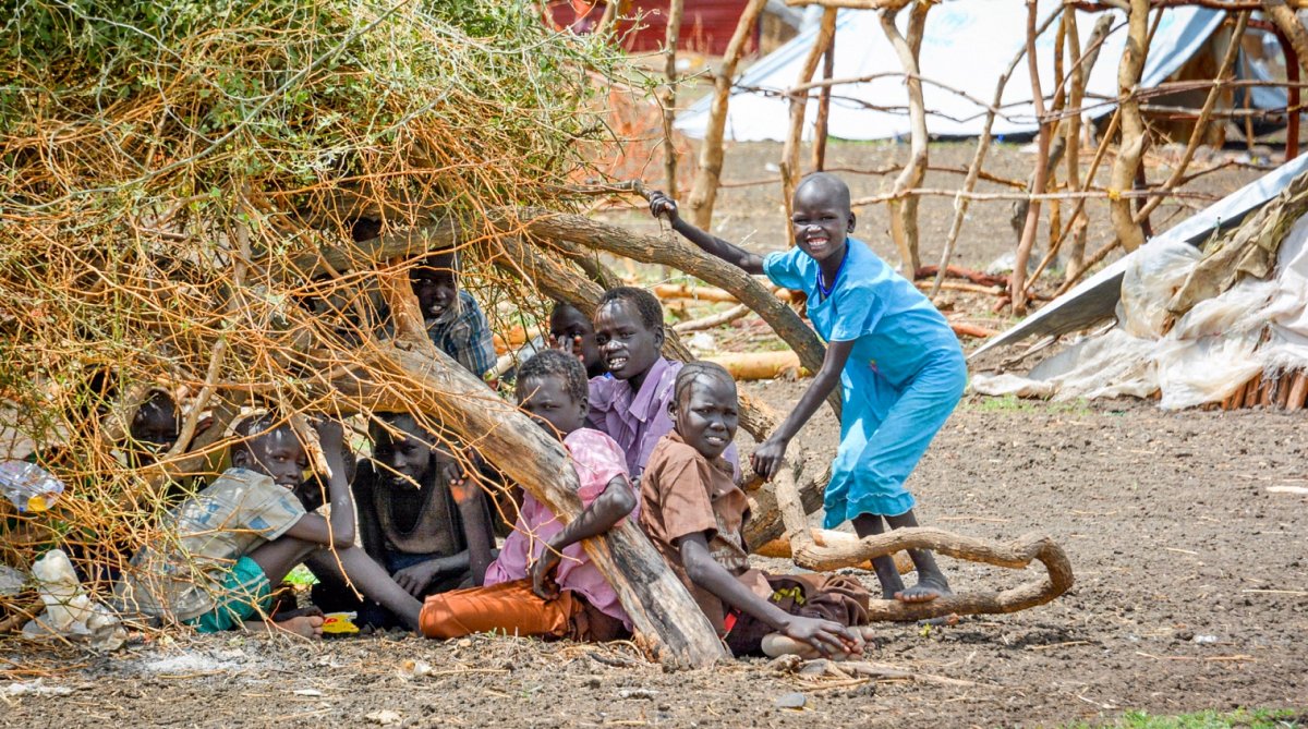 Kinder unter Bäumen in Uganda