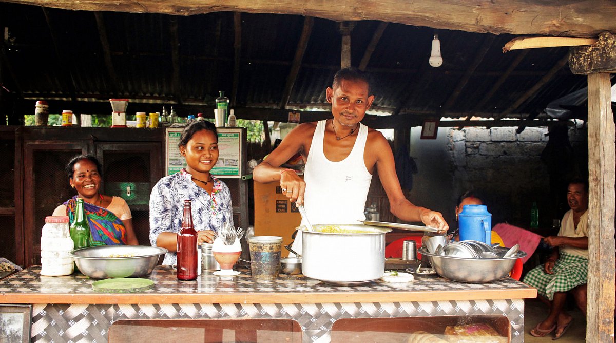 Familie verkauft Essen in Nepal.