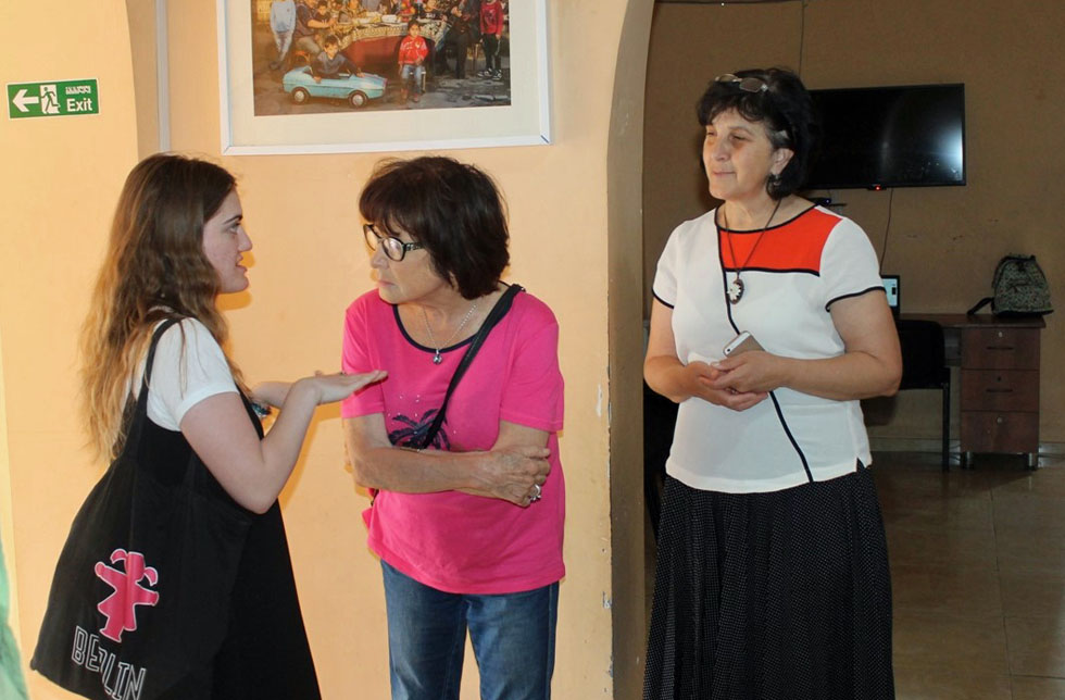 Georgien: Zwei Frauen sprechen miteinander, eine dritte hört zu.