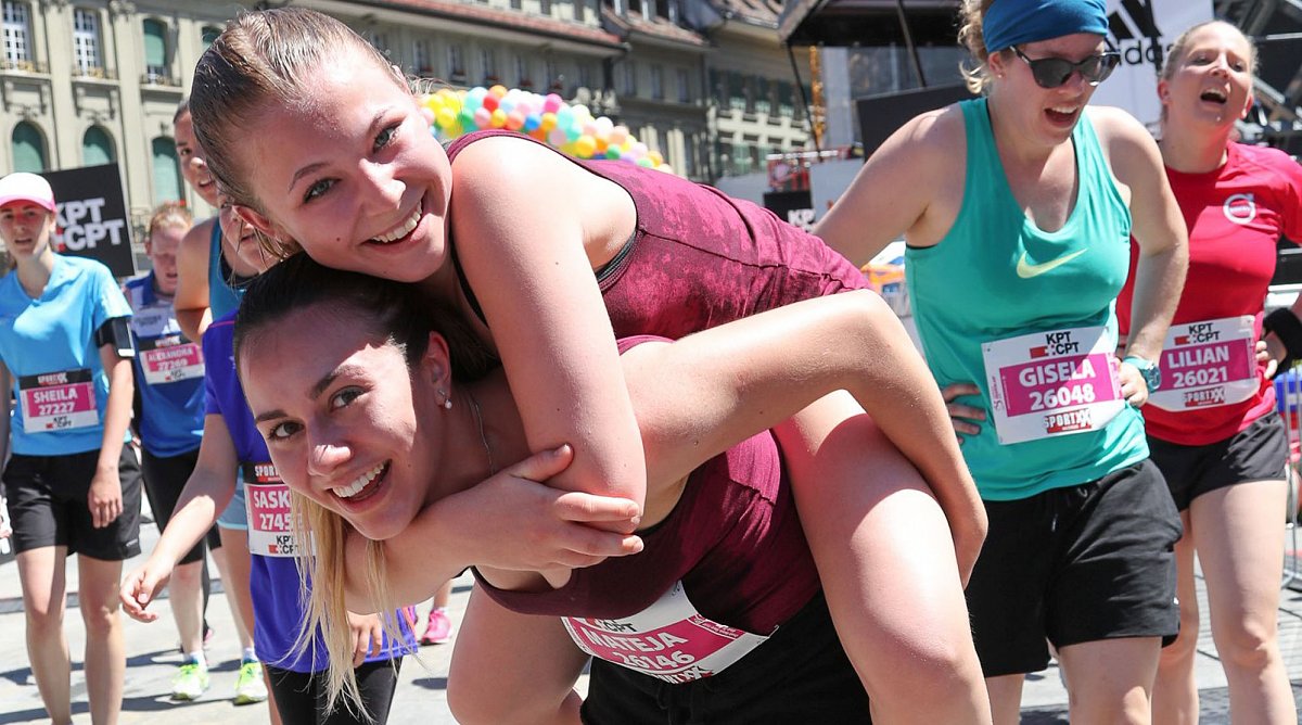 Junge Frauen im Ziel des Schweizer Frauenlaufs angekommen.