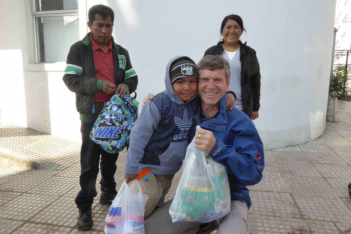 Bolivianische Familie mit World Vision Mitarbeiter