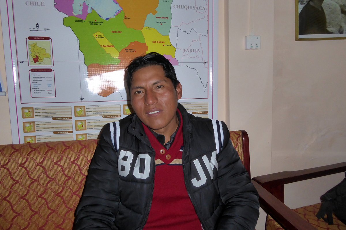 Junger Mann leitet das Gesundheitszentrum in Bolivien