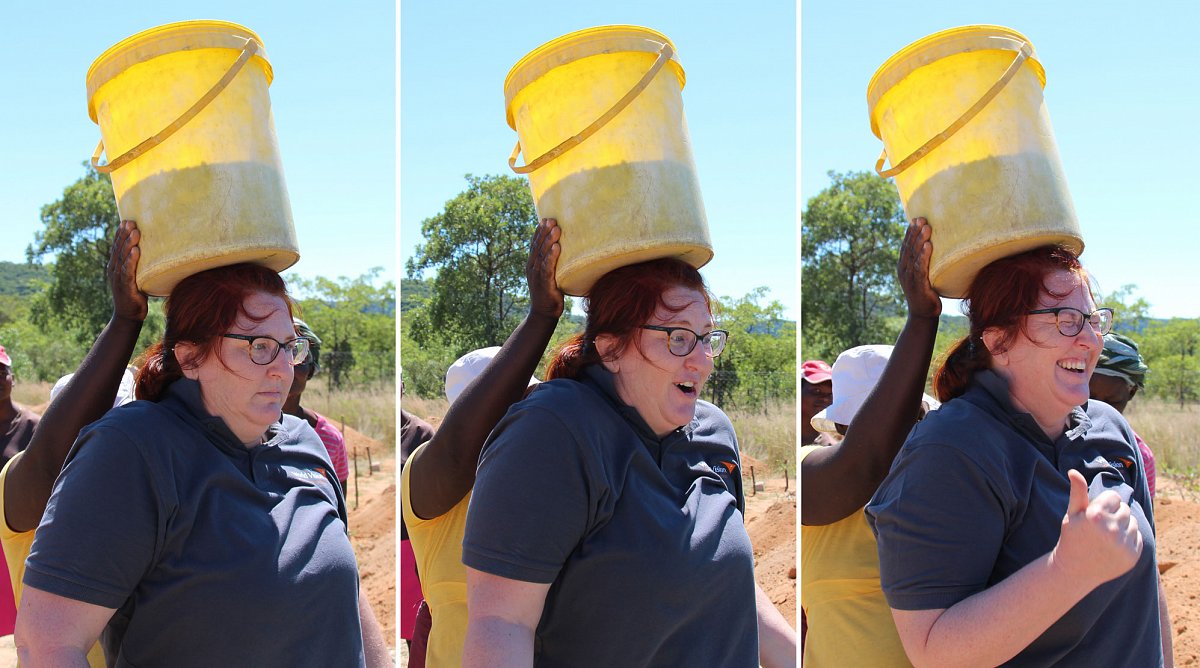 Simbabwe: Die Bildcollage besteht aus drei Fotos, auf denen eine Frau mit roten Haaren einen gelben Eimer auf dem Kopf transportiert.