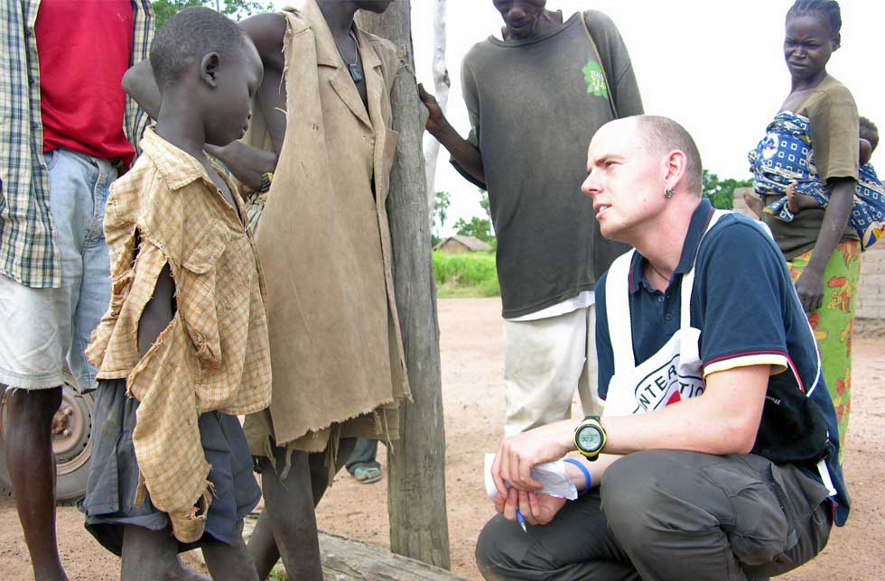 Zentralafrikanische Republik: Ein Mitarbeiter eines Hilfswerks spricht mit Flüchtlingskindern.