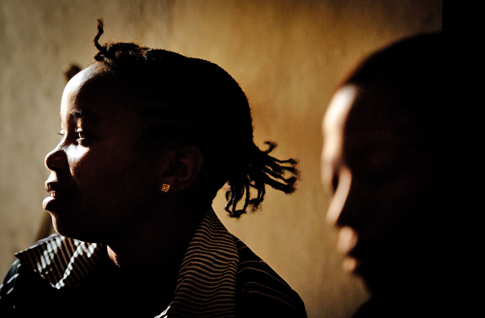 DRC/DRK: Zwei Frauen blicken an der Kamera vorbei. Sie sind nur unscharf zu erkennen.