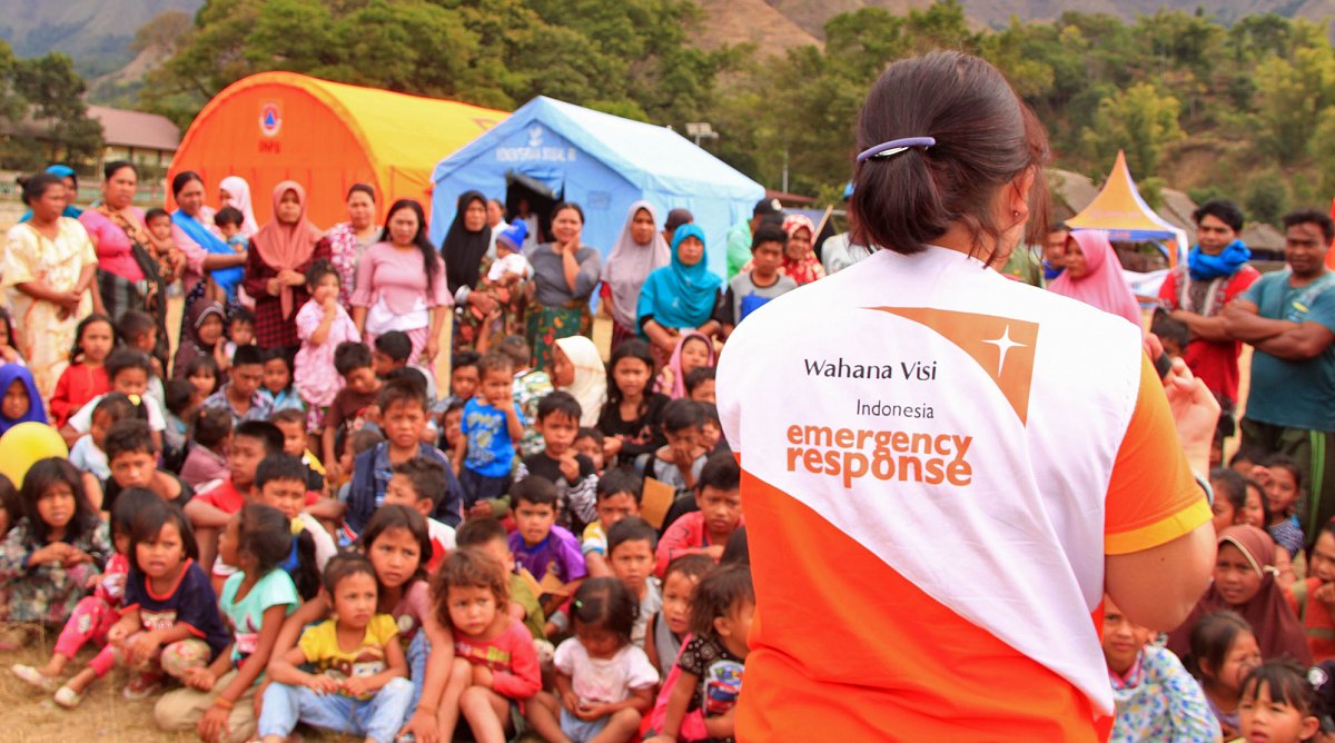Mitarbeiter in Indonesien kümmert sich in der Kinderschutzzone um Kinder